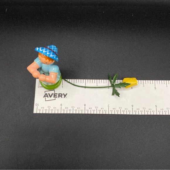 Very Old ERZGEBIRGE German Hand Carved Wooden Girl Holding Yellow Daffodil - Picture 13 of 15